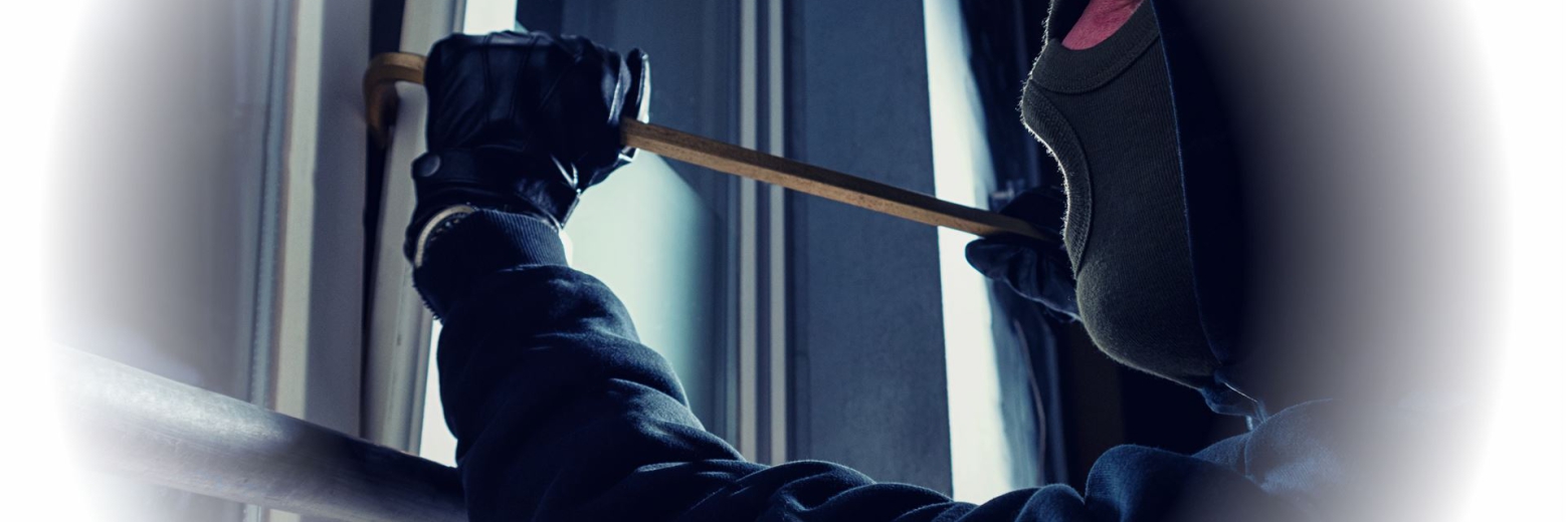 Eine Person streckt sich durch ein großes Fenster und hält einen Stab, während ein Bein oder Kleidungsstück sichtbar ist.